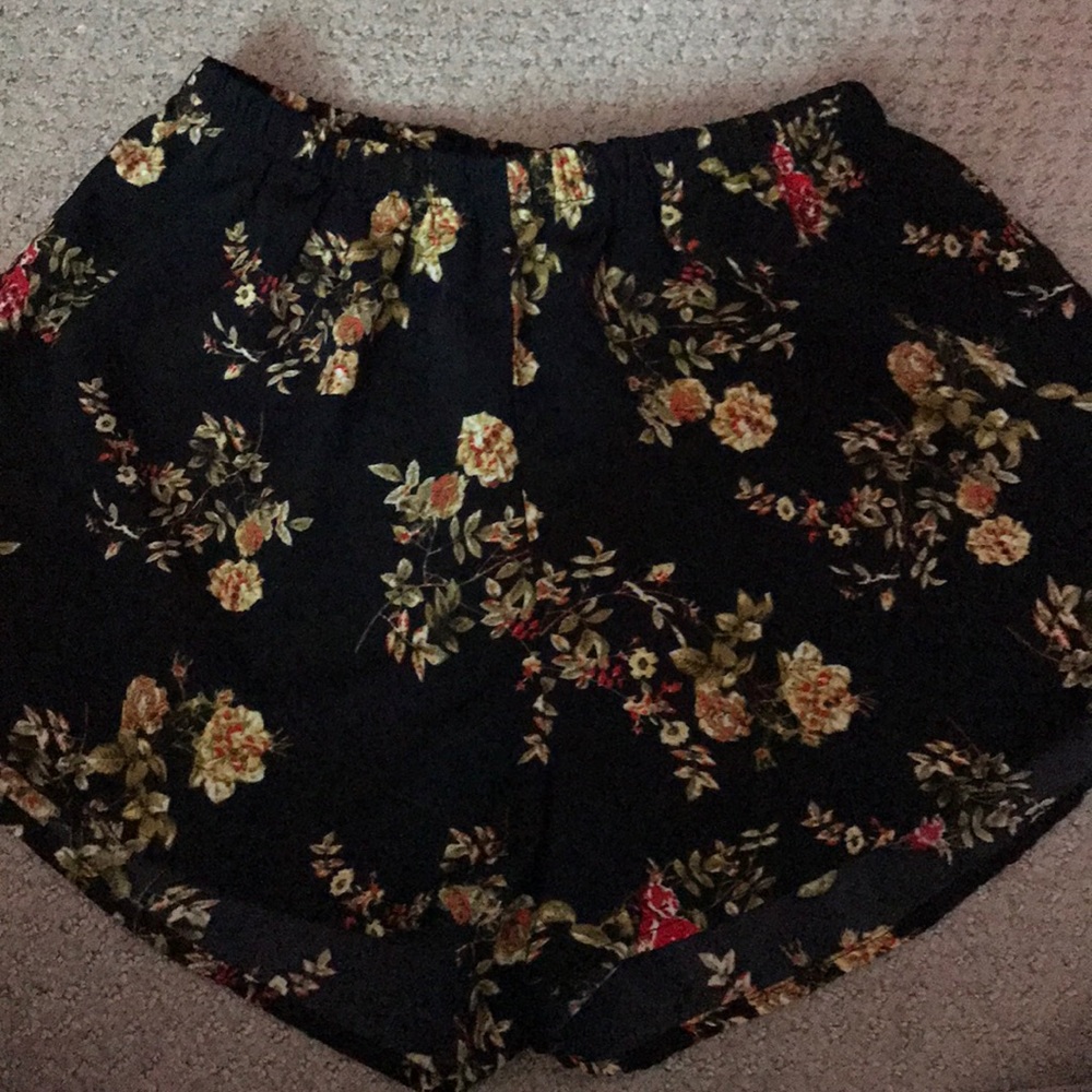 Cute wearable flower summer shorts.